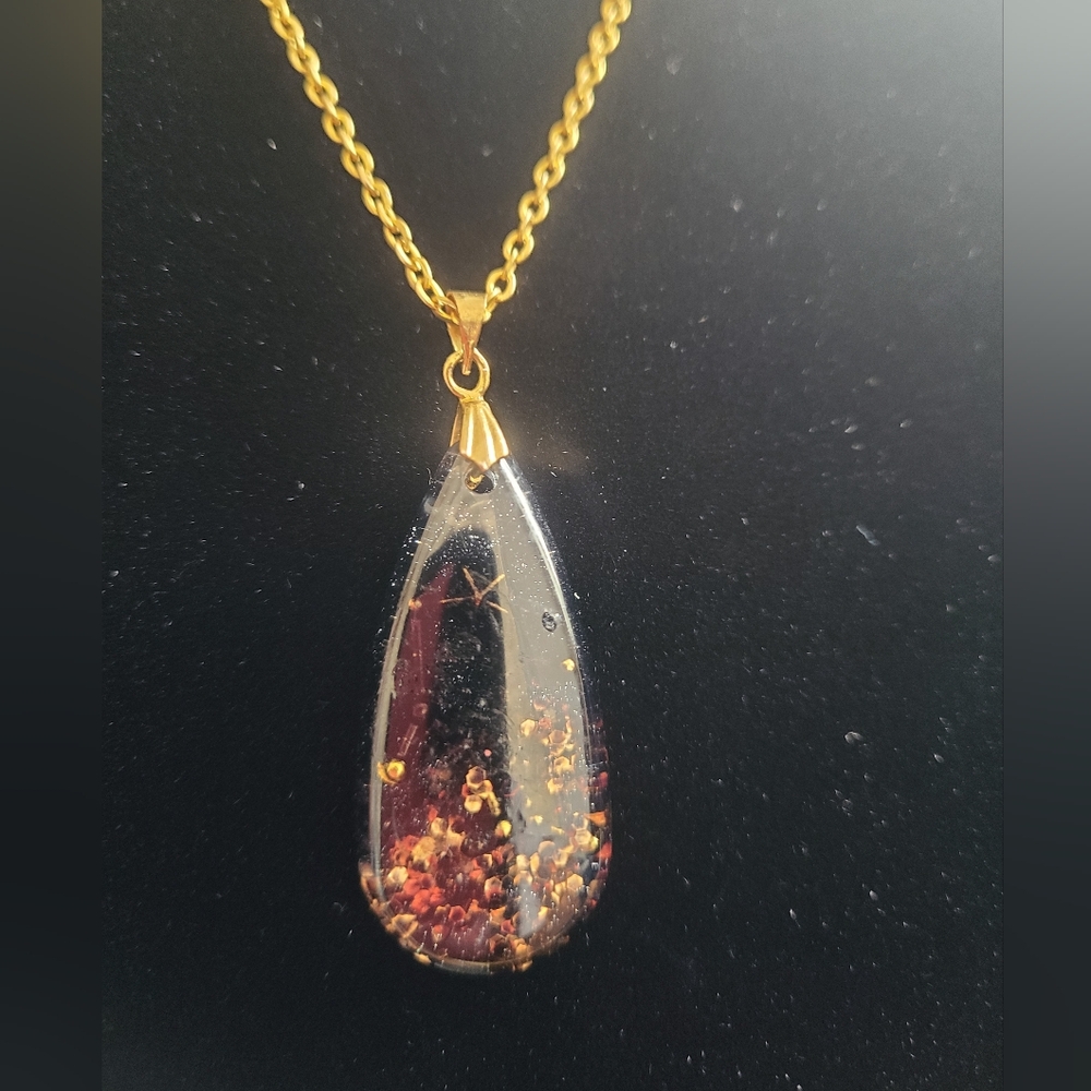 Elegant Gold and Amber Pendant Necklace